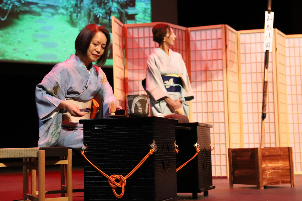 Japanse performer on stage